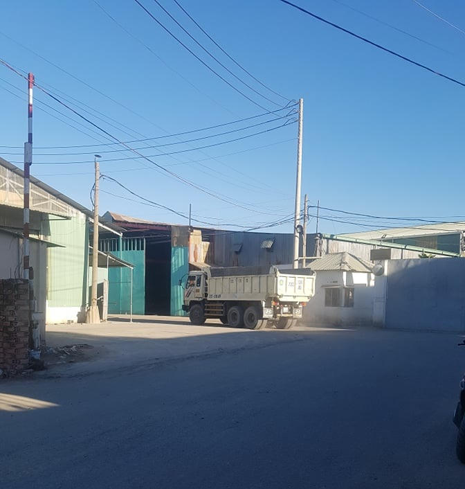 Bến thủy nội địa không phép hoạt động rầm rộ ngay gần khu dân cư.