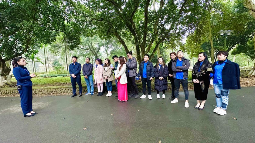 Các đoàn viên thanh niên nghe giới thiệu về các địa điểm tham quan tại Khu di tích K9.