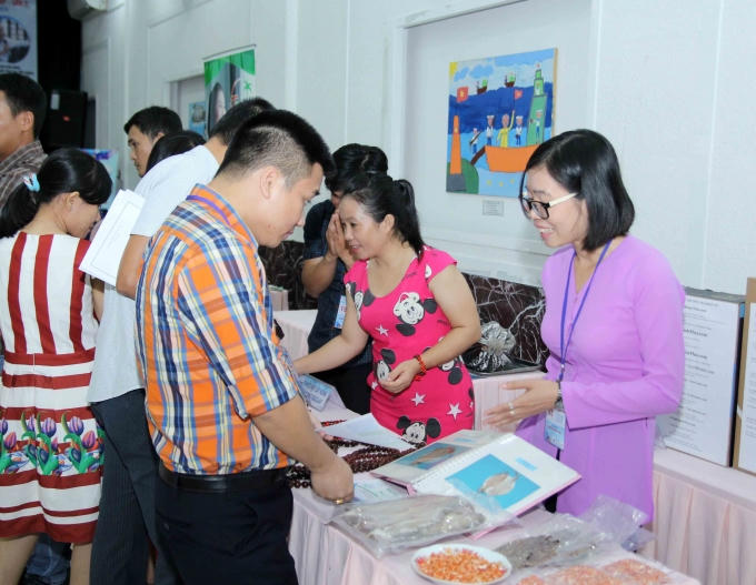 Các bạn trẻ giới thiệu dự án với khách tham dự.