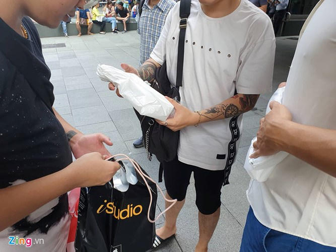 Theo một số nguồn tin, giá iPhone XS, XS Max từ Hong Kong (Trung Quốc), loại có 2 SIM vật lý, có thể còn rẻ hơn nhiều. (Ảnh: Zing).