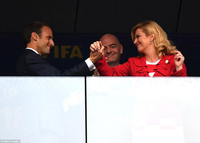 Tổng thống Pháp Emmanuel Macron và tổng thống Croatia Kolinda Grabar-Kitarovic bắt tay nhau trước khi trận đấu diễn ra