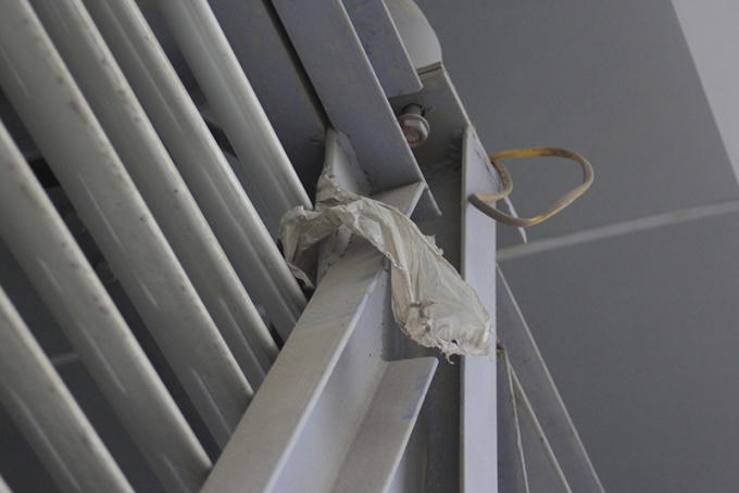 Dây điện thi công thò cả ra ngoài