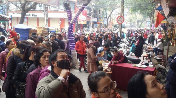 Dòng người vẫn nhích từng tí để được mua Vàng tại Bảo tín Minh Châu.