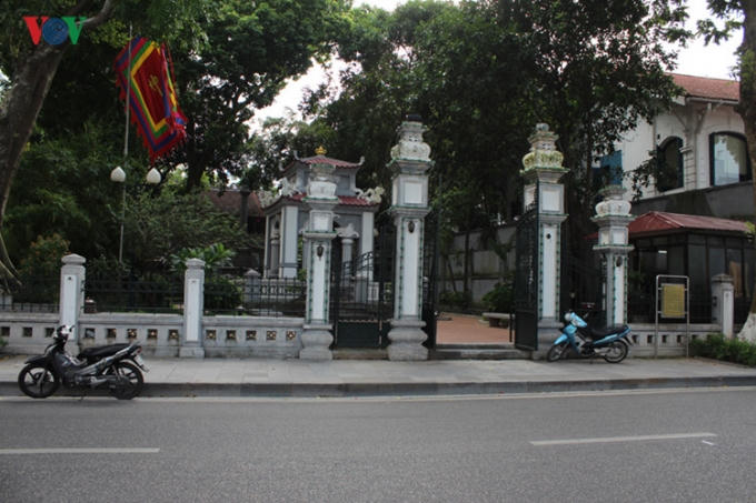 Tượng đài Vua Lê...