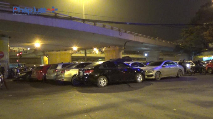 Các xe được đỗ thành hàng chiếm nhiều diện tích.