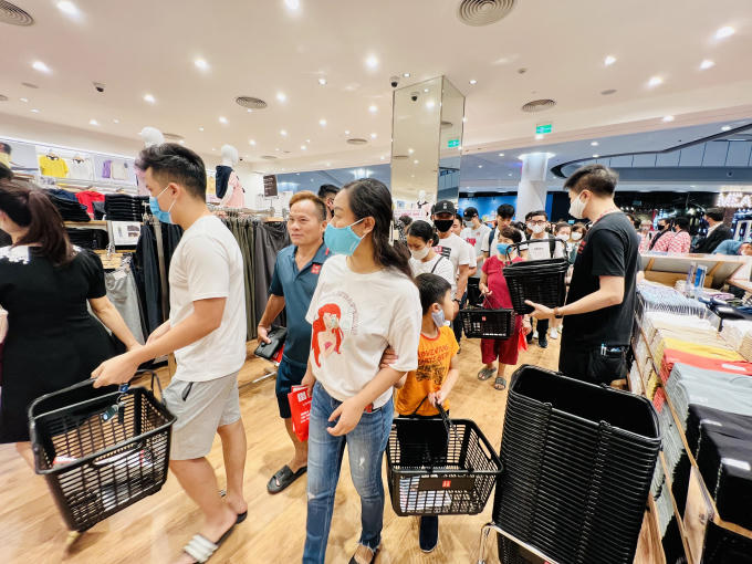 Rất đông khách hàng dành sự quan tâm đến các dòng sản phẩm thiết yếu, cơ bản trong dòng sản phẩm UNIQLO tại buổi khai trương