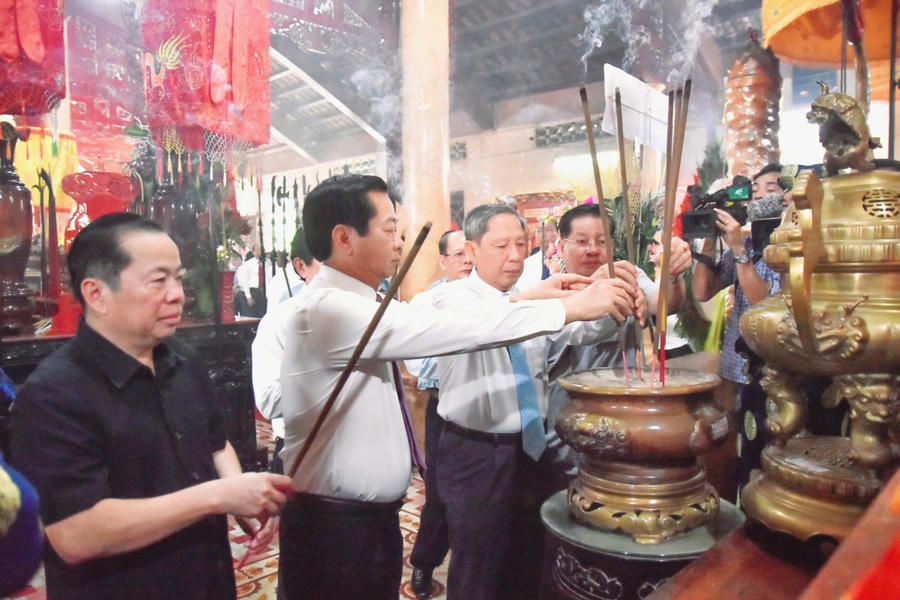 Bí thư Tỉnh ủy Kiên Giang Đỗ Thanh Bình thắp hương tưởng nhớ Anh hùng dân tộc Nguyễn Trung Trực tại di tích lịch sử văn hóa mộ và đình Nguyễn Trung Trực, TP Rạch Giá (Kiên Giang).