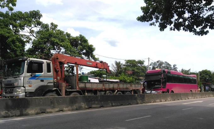 Do chủ động tránh chiếc xe tải nổ lốp, nên tai nạn đã không xảy ra thương vong. (Ảnh: A.Thắng)