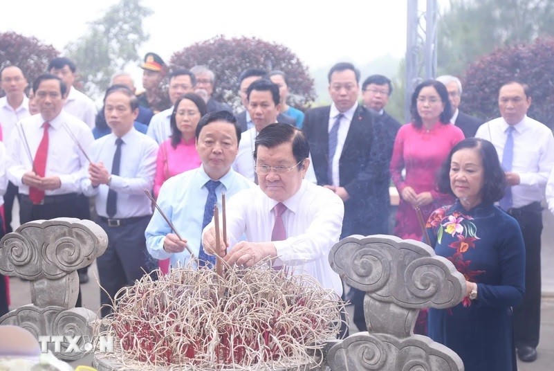 Lãnh đạo Đảng, Nhà nước dâng hương tại phần mộ Tổng Bí thư Trần Phú. (Ảnh: TTXVN)