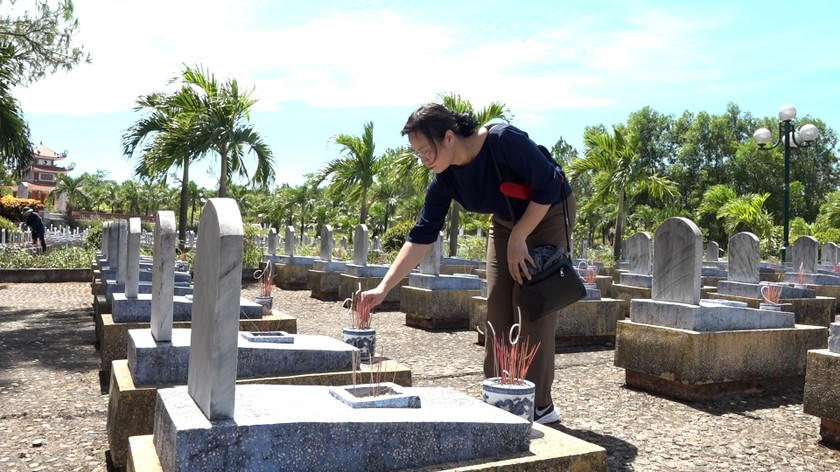 Nhà báo Vũ Hồng Thúy - Phó Tổng biên tập Báo Pháp luật Việt Nam dâng hương các phần mộ liệt sĩ.