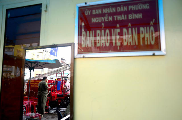 Ông Lý Nhơn Thành, 52 tuổi, bảo vệ dân phố phường Nguyễn Thái Bình, quận 1, TPHCM là ngườ chế tạo xe ba gác cứu hỏa để chữa cháy trong các con hẻm nhỏ.