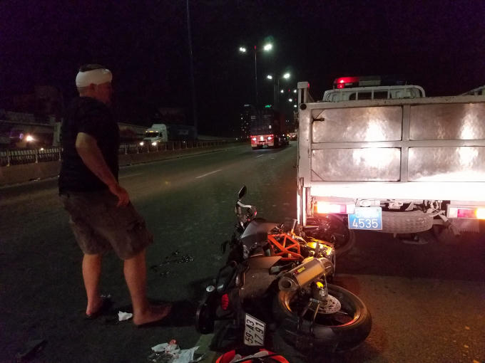 Đôi nam nữ người nước ngoài đi mô tô tông vào đuôi xe công an khiến trọng thương. Ảnh: C.T.
