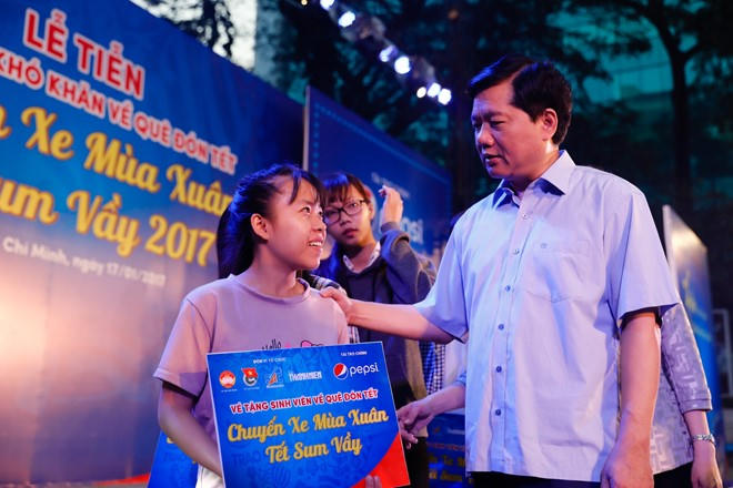 Ông liên tục hỏi thăm về hoàn cảnh, điều kiện học tập của các sinh viên có hoàn cảnh khó khăn.