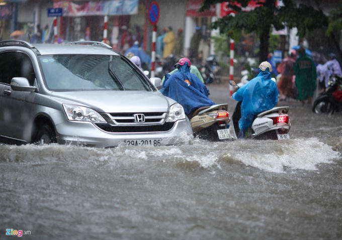 Thời điểm 14h30, lượng mưa đo được tại các khu vực như sau: Vân Hồ 119,1mm, Kim Liên 74,5mm, Tây Mỗ 65,7mm, Phú Đô 47,7mm, Bắc Thăng Long 121,0mm, Thanh Liệt 45,0mm, Mỗ Lao 31,4mm, Linh Đàm 31,5mm, Hoàng Cầu 36,0mm, Hoàng Mai 31,0mm, Tân Mai 29,5mm, Yên Nghĩa 35,0mm… (Ảnh: Zing.vn)