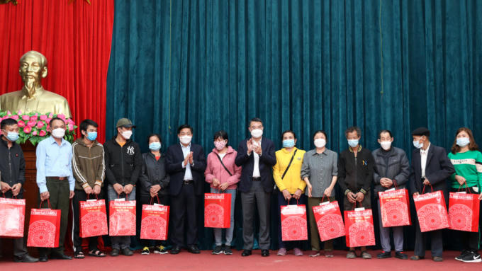 Đồng chí Lê Minh Hưng và đồng chí Dương Văn Thái trao quà tết cho hộ nghèo tại huyện Yên Dũng.