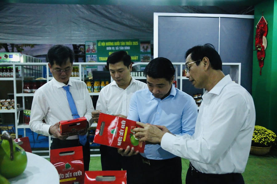 Các đại biểu tham quan gian hàng các sản phẩm làm từ trái bưởi.