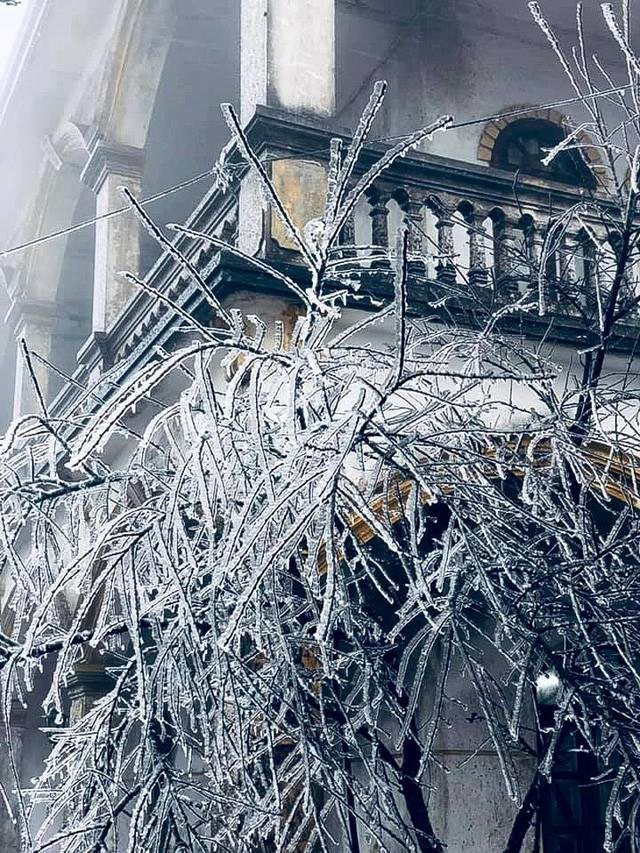 Một ngôi nhà với lất phất lớp băng giá. Ảnh: Lê Văn Thịnh