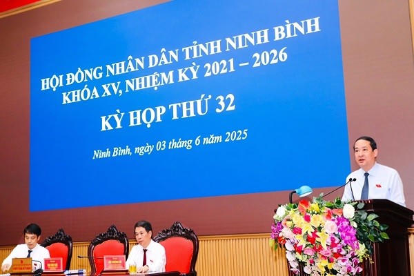 Ông Mai Văn Tuất, Phó Bí thư Thường trực, Chủ tịch HĐND tỉnh Ninh Bình phát biểu tại kỳ họp.