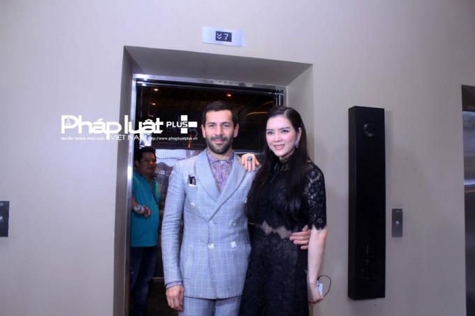 Lý Nhã Kỳ tay trong tay Nhà thiết kế Alexis khi bước ra khỏi thang máy.  Ảnh: Đặng Ngọc Hưng