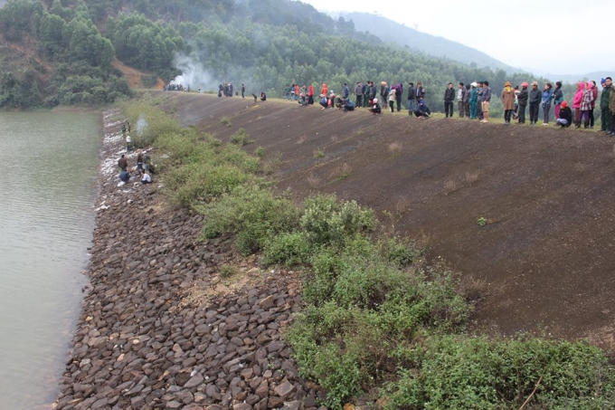 Rất đông người dân hiếu kỳ tập trung trên đập Vàng (Hương Khê, Hà Tĩnh) nơi hai mẹ con bà Tâm gặp nạn.