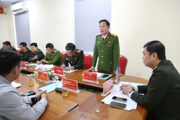 Đại tá Lê Hồng Vân, Phó Giám đốc Công an tỉnh Quảng Ninh phát biểu tại hội nghị.