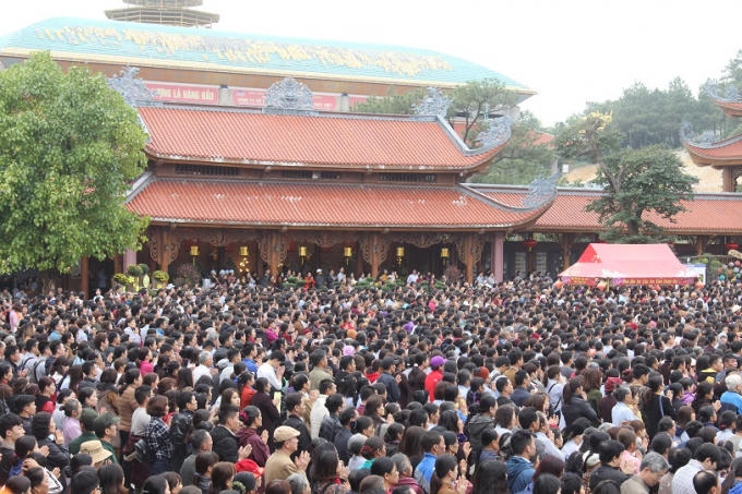 Ngay từ sáng sớm đoàn người đã nêm chật sân lớn chùa Ba Vàng tham dự Lễ khai hội.