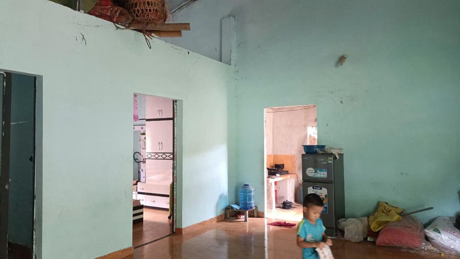 Ngôi nhà cấp 4 của chị Lò Thị Tiển bị rạn nứt.