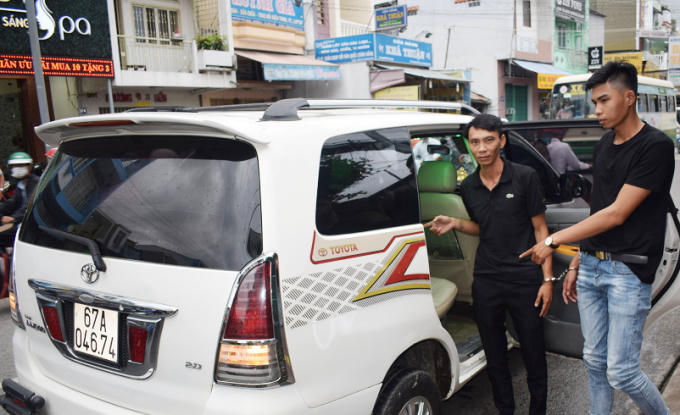 Công và Nghĩa khi bị lực lượng công an bắt. Ảnh do công an cung cấp.