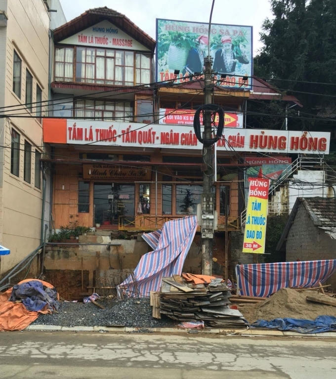Việc thi công đào bới sâu khiến ngôi nhà 3 tầng ở phía sau sập bất cứ lúc nào.