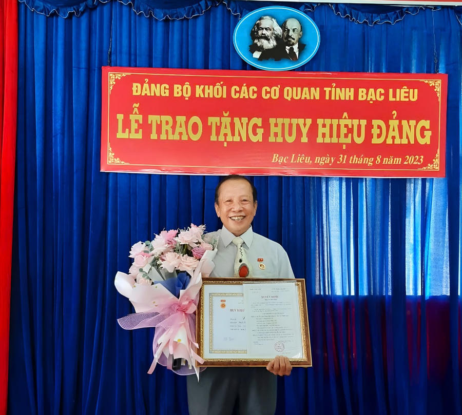 Đảng bộ khối cơ quan tỉnh Bạc Liêu trao tặng Huy hiệu 30 năm tuổi Đảng cho Luật sư Lê Hải Lâm.