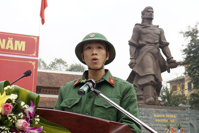 Tân binh Nguyễn Ngọc Tân (23 tuổi, phường Láng Thượng) tuyên thệ dưới chân tượng đài Quang Trung.