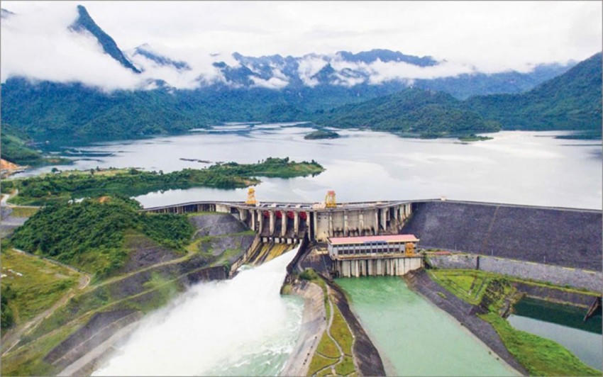 Hồ thủy điện Tuyên Quang.