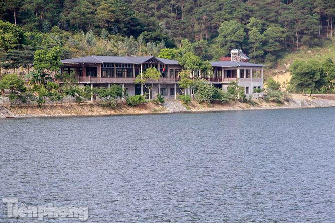 Đến năm 2017, UBND huyện Sóc Sơn mới kiểm tra, rà soát và xác định có 555 công trình vi phạm, nhưng không kiên quyết xử lý. Tuy nhiên, theo kết luận thanh tra, con số công trình vi phạm trên thực tế lớn hơn rất nhiều. Chỉ tính riêng ở 2 xã Minh Phú, Minh Trí và khu vực ven 7 hồ lớn trong khu vực quy hoạch rừng, có đến 797 công trình vi phạm.