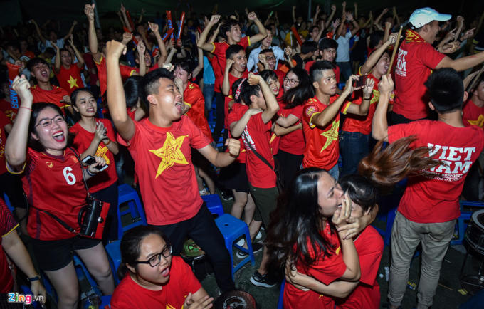 Tại một sân bóng trong khuôn viên trường Đại học Y Hà Nội, màn hình cỡ lớn đã được dựng lên để phục vụ người hâm mộ. Không khí căng thẳng suốt trận đấu đã được giải toả khi Công Phượng ghi bàn ở phút thứ 87. Lúc này hàng triệu con tim vỡ oà trong sung sướng.