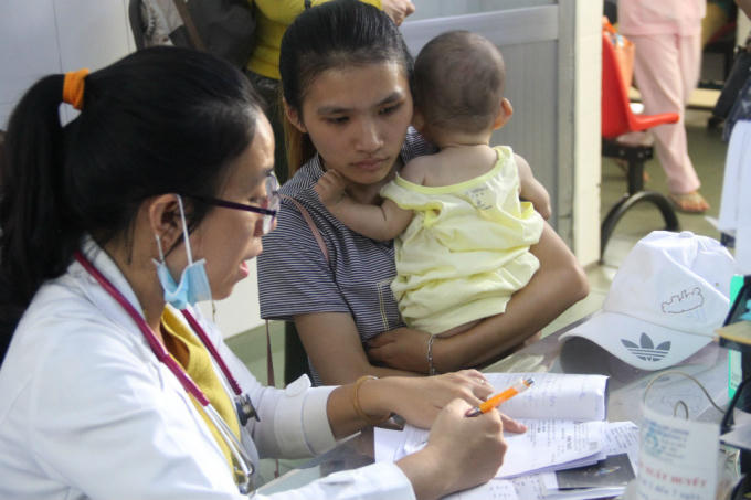 Trẻ nhập viện v&igrave; tay ch&acirc;n miệng đ&ocirc;ng, việc cứu chữa cho c&aacute;c bệnh nhi cũng gặp kh&ocirc;ng &iacute;t kh&oacute; khăn.