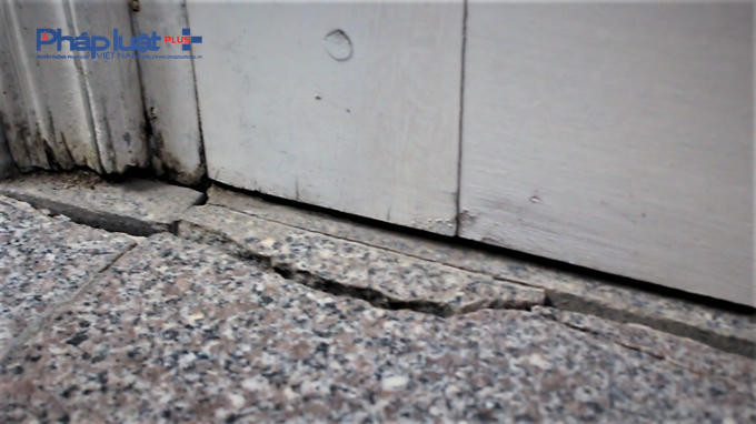 Một vết nứt ở sàn nhà.