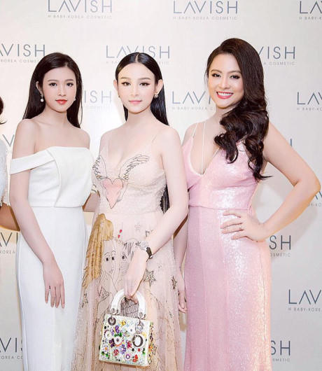 Ba chị em nhà Huyền Ba by, chị cả Thúy Loan (phải và em út Ngọc Diễm (trái) bên cạnh Huyền Baby (giữa)