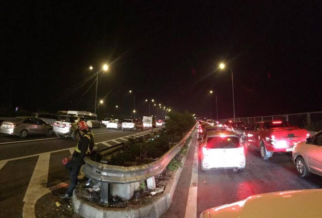 Tình trạng ùn ứ cũng xảy ra cục bộ trên quốc lộ 1A nhiều tỉnh phía Bắc hướng về Hà Nội. "Tôi đi từ Thanh Hoá về Hà Nội, lưu thông trên quốc lộ 1A mới, chỉ còn cách Hà Nội 40 km nữa mà không thể đi nổi, đành phải tìm đường sang quốc lộ 1 cũ để về Sơn Tây", anh Cao Mạnh Tuấn cho biết.