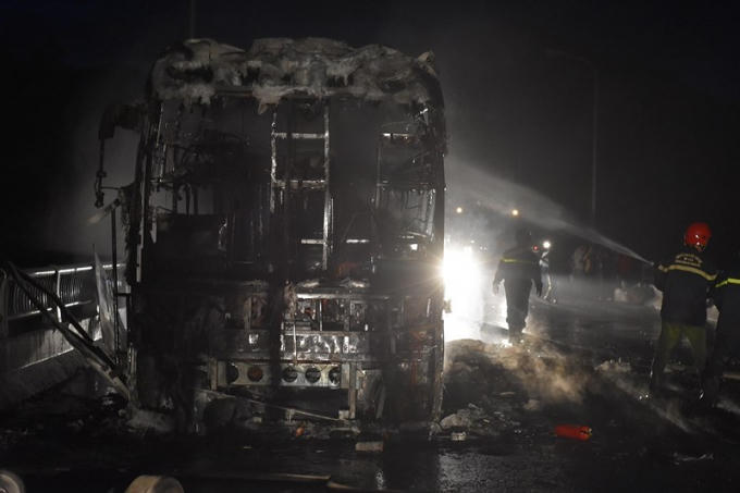 Lực lượng chức năng đang khống chế ngọn lửa. (Ảnh: PLO)