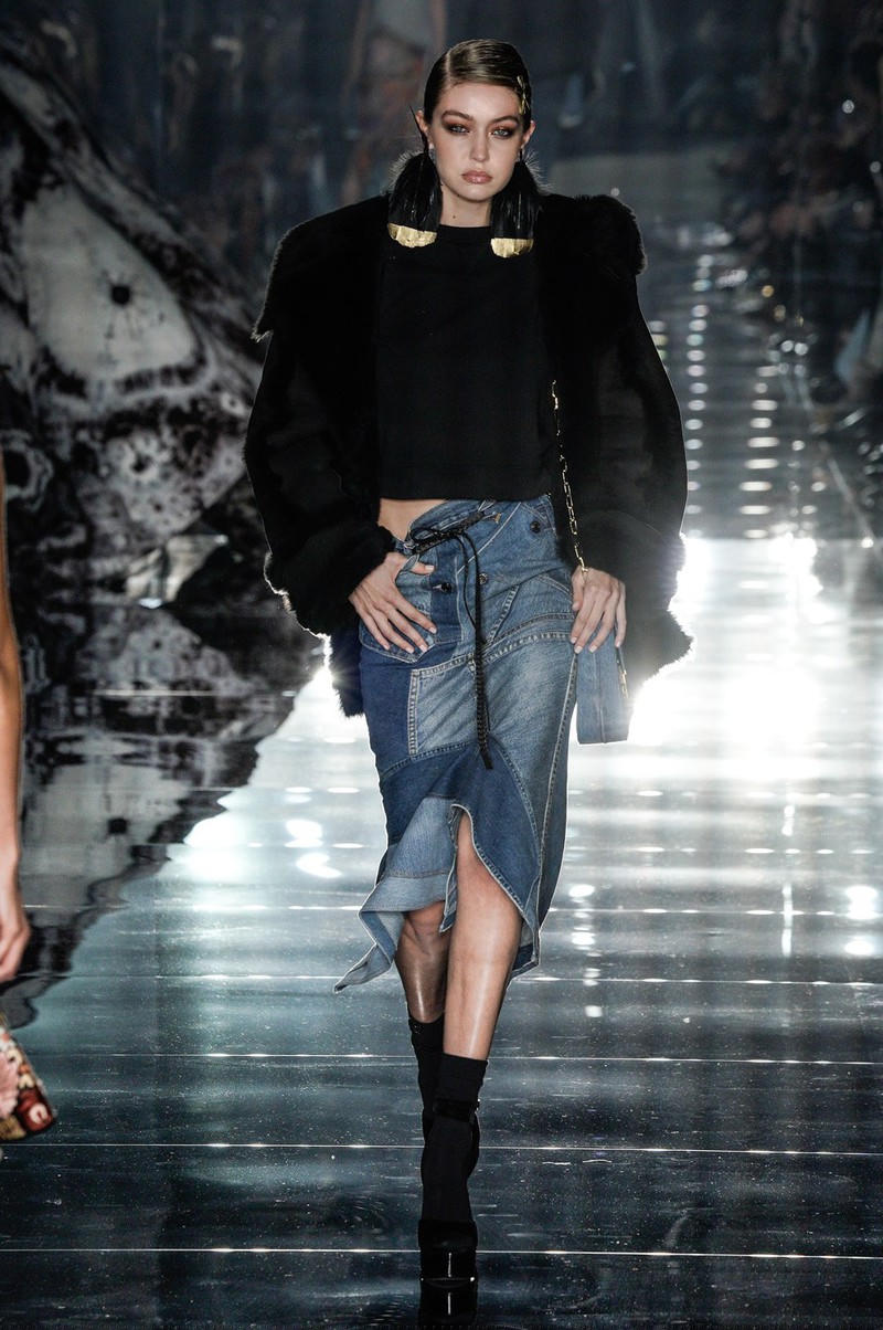 chi em gigi hadid, bella hadid dien do xuyen thau len san dien hinh 3
