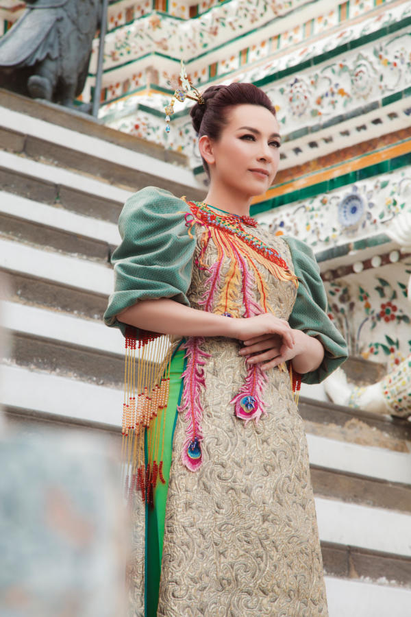 Chùa năm ở bờ tây dòng sông Chaophraya. Trước năm 1782 nơi đây là thủ đô Thonburi của Thái Lan.