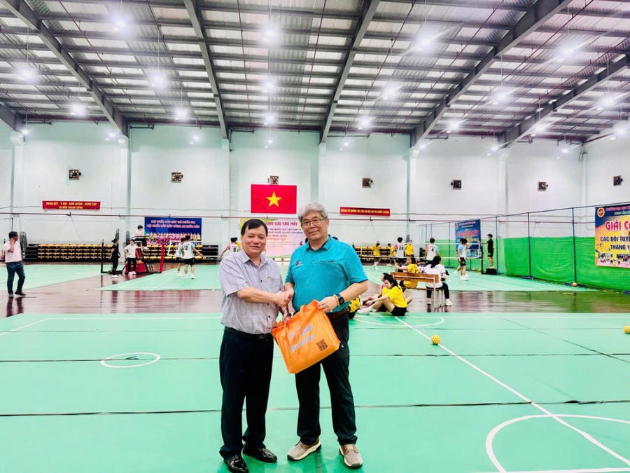 Ông Nguyễn Văn Hiều - Phó chủ tịch thường trực Liên đoàn Cầu mây Việt Nam chụp ảnh lưu niệm cùng với ông Lâm Hồng Nguyên, Hiệu trưởng Trường Trung cấp nghề Nông nghiệp Chiatung.