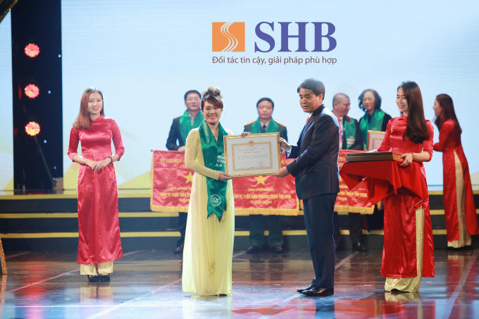 Ủy viên Trung ương Đảng, Phó Bí thư Thành ủy, Chủ tịch UBND Thành phố Hà Nội Nguyễn Đức Chung tặng bằng khen cho Ngân hàng SHB vì có thành tích xuất sắc trong hoạt động kinh doanh.