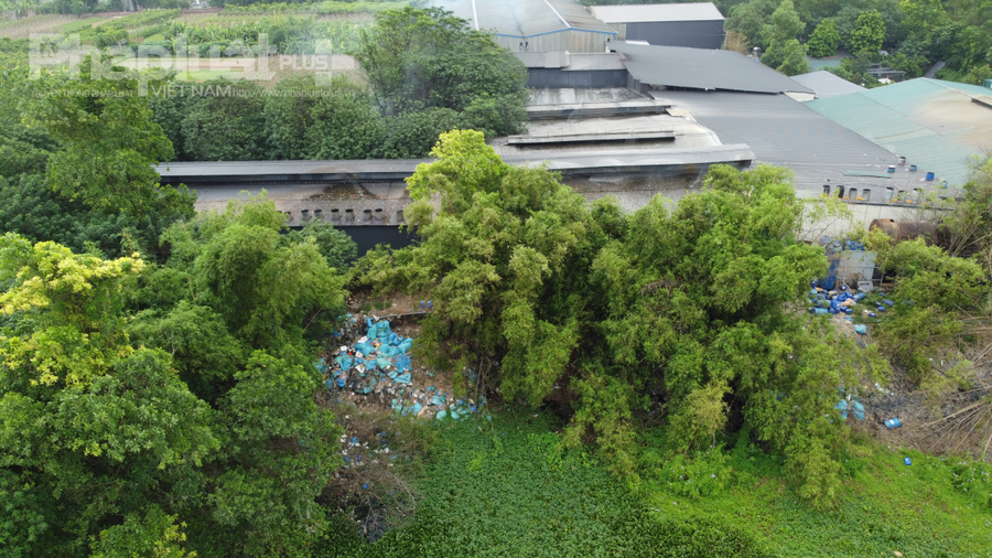 Được biết, các khu nhà xưởng này được xây dựng và hoạt động giáp với đồng ruộng của bà con xã Vân Côn và nằm sát ngay cạnh dòng Sông Đáy.