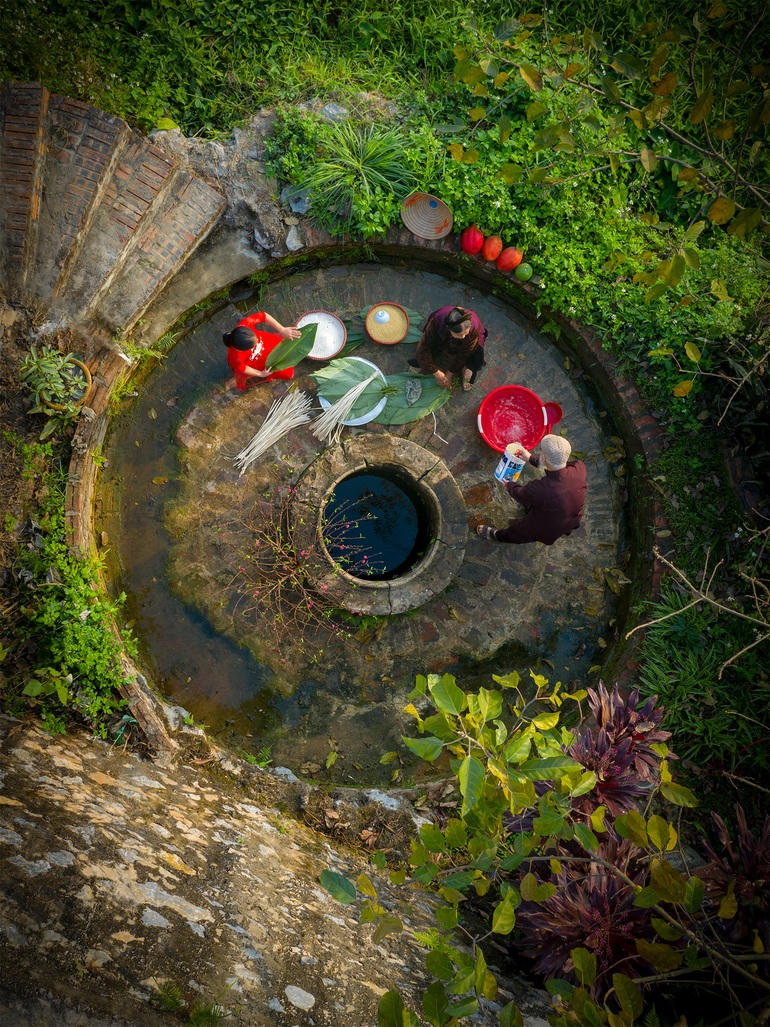 Ở Đường Lâm vẫn còn một số giếng cổ, là nơi sinh hoạt mang đậm nét văn hóa làng quê Bắc Bộ. Vào dịp Tết, bà con quanh làng thường tới giếng cổ để lấy nước vo gạo, rửa lá dong,... chuẩn bị gói bánh chưng.