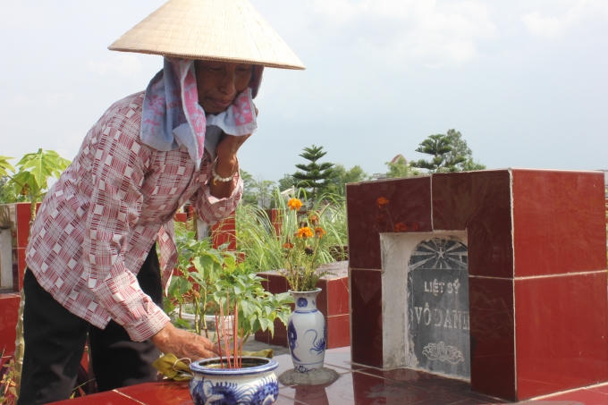 Cả những ngôi mộ vô danh cũng được các bà vệ sinh, nhang khói chu đáo.