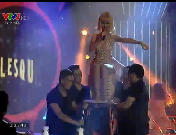 Cô kết hợp cùng với vũ đoàn Ô.