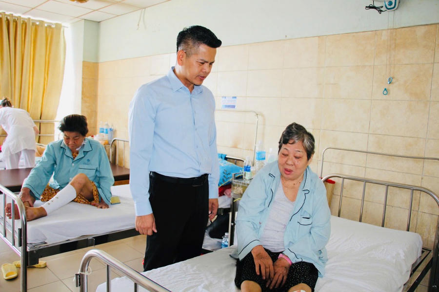 Một bệnh nhân cho biết mình bị tai nạn và chấn thương nặng ở chân.