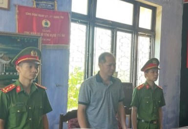 Cơ quan Cảnh sát điều tra Công an tỉnh thi hành lệnh khám xét nơi làm việc của bị can Nguyễn Thanh Long.