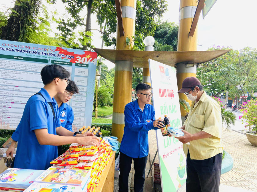 Tuổi trẻ Đồng Nai hỗ trợ “đổi rác thải nhựa lấy quà” cho người dân.